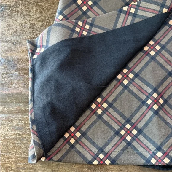 Stylish Mini Skirt in Black and Cream - Picture 4 of 9